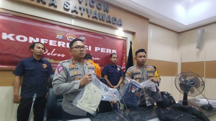 Pelaku pencurian di kios depan Kantor Kelurahan Gunung Lingkas, Jumat (9/8/2024) RT 12 berhasil dibekuk oleh personel KSKP Polres Tarakan. Kapolres Tarakan menyampaikan rilis pers menghadirkan tersangka ME, Kamis (15/8/2024).