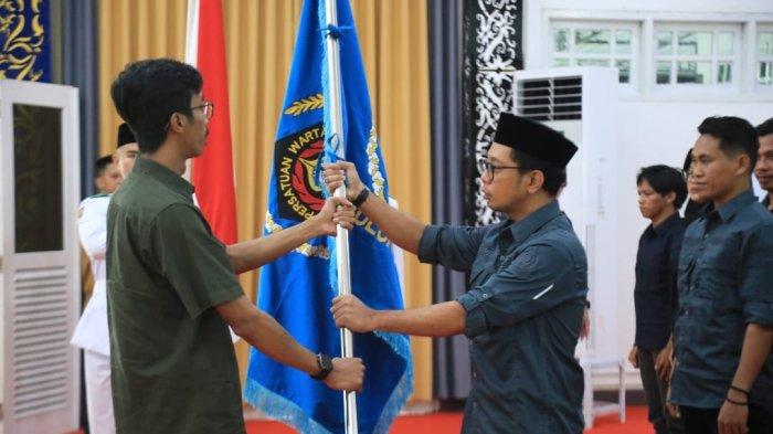 PELANTIKAN PWI BULUNGAN - Penyerahan bendera pataka oleh Ketua PWI Kaltara, Nicky Saputra kepada ketua PWI Bulungan, Rizqil Fathu Mufid dalam pelantikan pengurus PWI Bulungan, Selasa  (12/3/2025)