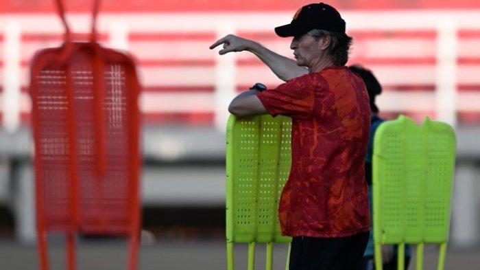 Pelatih Borneo FC, Pieter Huistra saat memimpin latihan Skuad Pesut Etam.