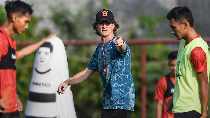 Pelatih Borneo FC, Pieter Huistra saat memimpin latihan Skuad Pesut Etam. Melansir Tribun Timur pada Selasa 3 Desember 2024, Pelatih Borneo FC, Pieter Huistra menyebut kekalahan 1-0 dari PSM Makassar adalah hasil kurang bagus.