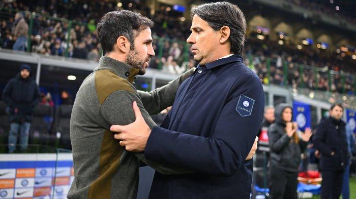SUKSESOR INZAGHI - Pelatih Inter Milan Simone Inzaghi merangkul juru taktik Como Cesc Fabregas di San Siro dalam pertandingan Liga Italia, Senin (24/12/2024) dini hari WIB. Allenatore asal Spanyol ini santer dikabarkan bakal menjadi  suksesor Simone Inzaghi di Inter Milan, Rabu (4/6/2025). (ARSIP - Twitter/@Inter)