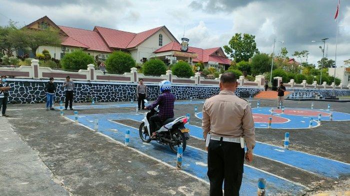 Satuan Lalu Lintas (Satlantas) Polres Nunukan gelar pelatihan uji praktik SIM secara gratis di Lapangan Apel Tribrata Polres Nunukan, belum lama ini.