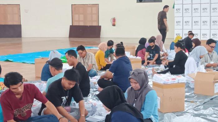 Proses Pelipatan Surat Suara presiden dan wakil presiden oleh petugas, bertempat dome sport center Tanjung Selor, Senin (8/1/2024).