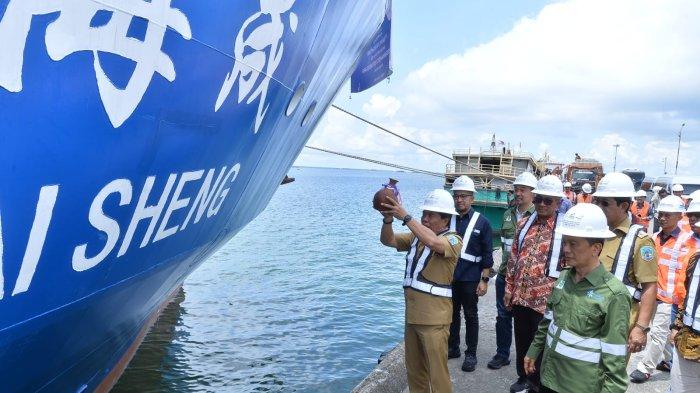 Berlokasi di dermaga Pelabuhan Malundung Kota Tarakan Provinsi Kalimantan Utara, pagi tadi PT Kayan LNG Nusantara dan JOB Pertamina-Medco E&P Simenggaris (JOB Simenggaris) secara resmi melaksanakan Sail Away Ceremony (upacara peluncuran ke laut) Pengapalan Perdana Ekspor Liquid Natural Gas (LNG) dari Gas Bumi Wilayah Kerja Simenggaris dari Bumi Paguntaka Kalimantan Utara pada Selasa, 7 November 2023.
