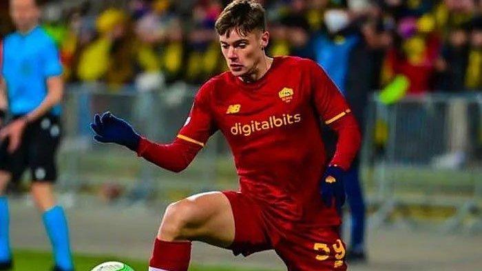 INTIP DEBUT - Nicola Zalewski saat memperkuat AS Roma. Winger asal Polandia ini telah resmi bergabung dengan Inter Milan dan tersedia untuk laga Derby della Madonnina melawan AC Milan, Sein (3/2/2025). 