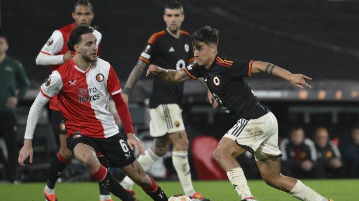 Pemain AS Roma Paulo Dybala berebut bola dengan pemain Feyenoord dalam pertandingan Liga Europa, Jumat (16/2/2024) dini hari WIB.