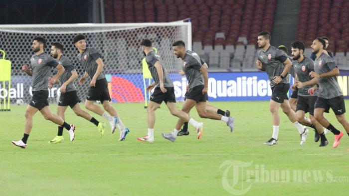 BAHRAIN TAK BERKUTIK - Pesepakbola Bahrain melakukan latihan jelang pertandingan Bahrain melawan Timnas Indonesia dalam babak kualifikasi Piala Dunia 2026 Zona Asia di Stadion Utama Gelora Bung Karno, Senayan, Jakarta, Senin (24/3/2025). Berikut ini alasan Dragan Talajic seusai Bahrain tak berkutik lawan Timnas Indonesia di Kualifikasi Piala Dunia, beda reaksi Patrick Kluivert.