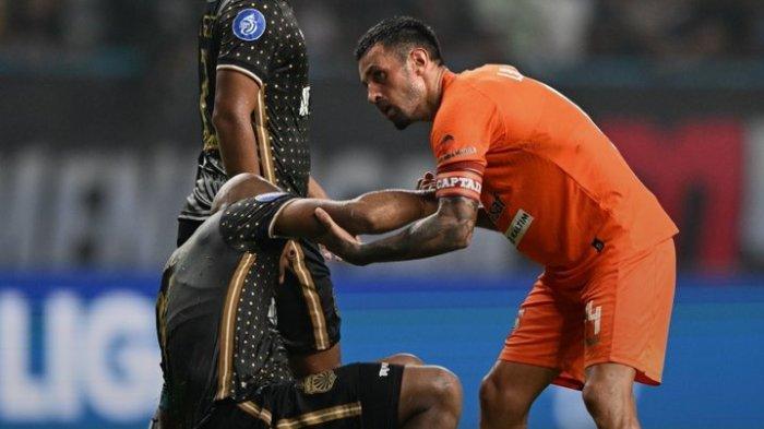 Pemain Borneo FC, Stefano Lilipaly saat membantu pemain lawan bangkit saat menjalani pertandingan Liga 1.