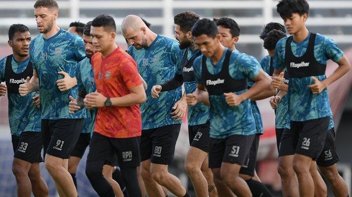 Pemain Borneo FC berlatih jelang menghadapi PSIS Semarang. Sesuai jadwal, duel pekan ke-22 Liga 1 2023/2024 Pesut Etam vs Mahesa Jenar digelar, pada Sabtu (9/12/2023), pukul 20.00 WITA, di Stadion Segiri Samarinda, Kalimantan Timur