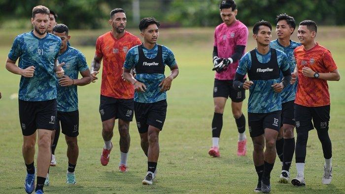 Pemain Borneo FC saat menjalani Training Center (TC) di Yogyakarta. Tampak pemain asing Pesut Etam sudah bergabung ikut menjalani latihan.