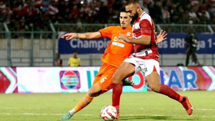 Pemain Madura United Dalberto Belo dijaga pemain Borneo FC Silverio saat laga leg pertama babak Championship Series Liga 1 2023-2024 yang berakhir dengan skor 1-0 di Stadion Gelora Bangkalan, Rabu (15/5/2024) malam.
