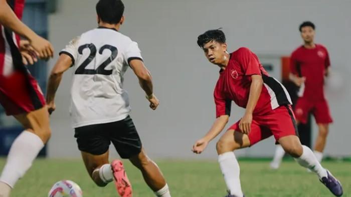TAK MAMPU MENANG - Pemain PSM Makassar, Ananda Raehan (kanan), saat lawan Kuching FC di laga uji coba jelang kick off Super League pada Jumat 18 Juli 2025 di JIS.  