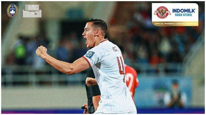 Pemain naturalisasi Timnas Indonesia, Jay Idzes melakukan selebrasi usai mencetak gol dalam pertandingan Kualifikasi Piala Dunia 2026 antara Vietnam vs Timnas Indonesia di My Dinh National Stadium, Selasa (26/3/2024). Pertandingan berakhir untuk kemenangan Skuad Garuda, dengan skor 0-3.