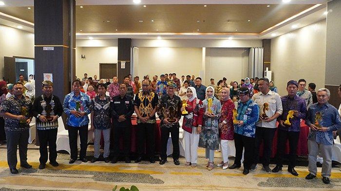 Pemberian apresiasi kepada pemerintah daerah dan tokoh inspiratif dari Tribun Kaltara, dalam rangka HUT ke-3 Tribun Kaltara di Hotel Luminor, Tanjung Selor, Kalimantan Utara, Kamis (21/9/2023). (Tribunkaltara.com)