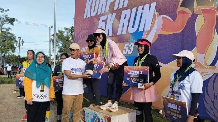 Pjs Bupati Tana Tidung saat memberikan hadiah kepada pemenang lomba Korpri 5k Run di lapangan RTH Djoesoef Abdullah, Jum'at (22/11/2024).