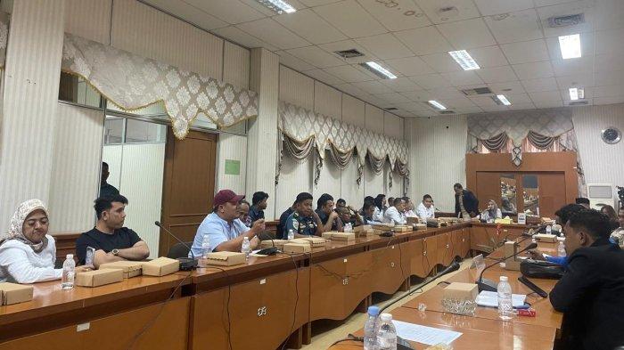 RDP DPRD NUNUKAN - Pemilik kapal resmi rute Nunukan-Tawau Andi Darwin mengeluhkan denda Rp Rp1.650.000.000 yang dijatuhkan kepada tujuh pemilik kapal rute internasional Nunukan-Tawau (PP) sesuai sistem Imigrasi Kelas II TPI Nunukan, Selasa (17/06/2025), siang.