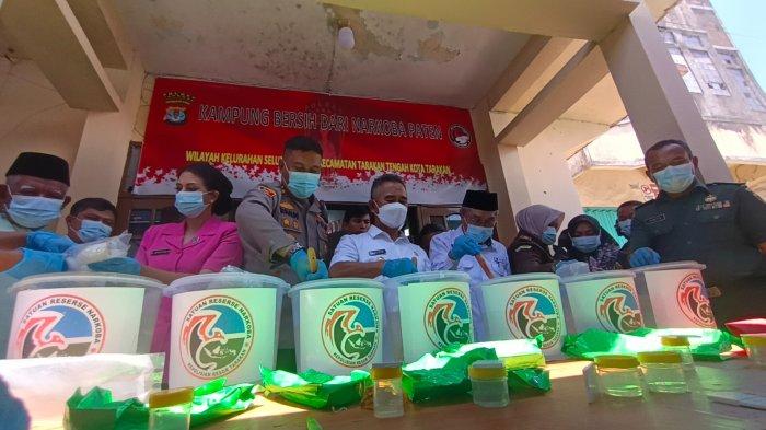 Kasus peredaran narkotika di Polres Tarakan dinilai meningkat berkat laporan masyarakat. Tampak pemusnahan narkotika di Kampung Bersinar dilaksanakan di tahun 2023 di Kelurahan Selumit Pantai.