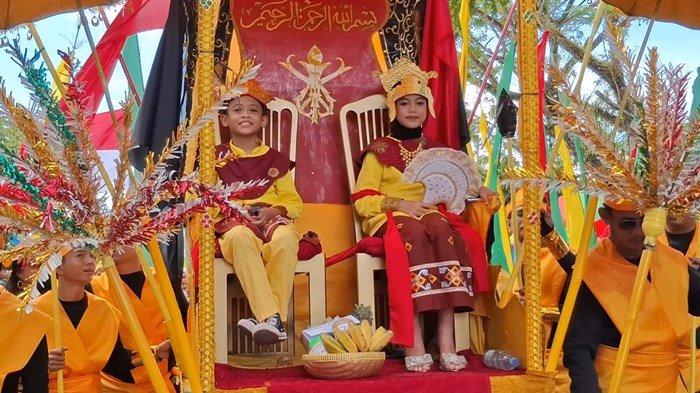 Penampilan dari keluarga besar SDN 005 Kampung Satu Kota Tarakan di momen Pawai Budaya rangkaian Iraw Tengkayu Tarakan hari ini, Sabtu (5/10/2024). TRIBUNKALTARA.COM/ANDI PAUSIAH