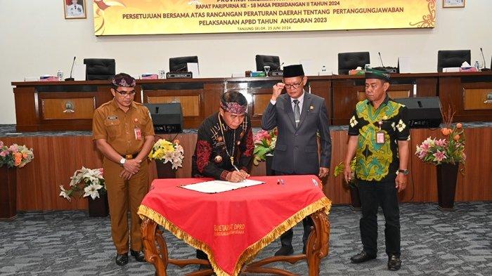 Penandatangan Rapenda tentang pertanggungjawaban pelaksanaan APBD Kaltara anggaran 2023 oleh Gubernur Kaltara kepada DPRD Kaltara (TribunKaltara.com / Desi Kartika)