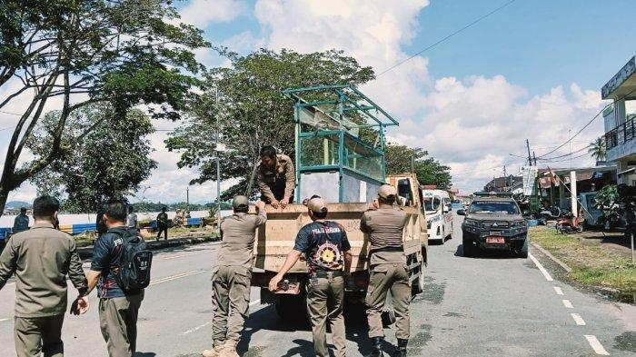 Penertiban gerobak para PKL di tepian Sungai Kayan yang dilakukan Satpol PP Bulungan, Jumat (10/01/2025)