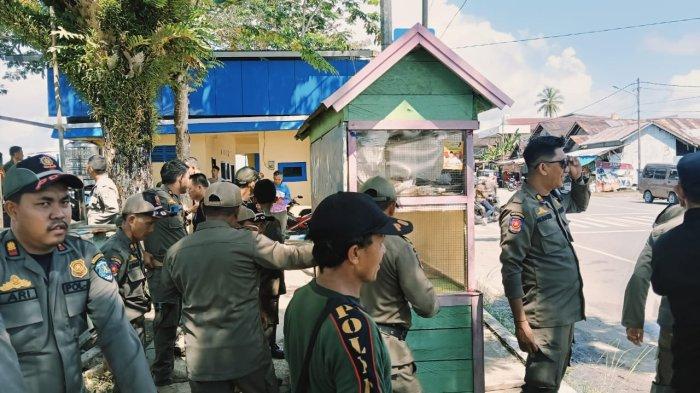 Penertiban gerobak para PKL di tepian Sungai Kayan yang dilakukan Satpol PP Bulungan, Jumat (10/01/2025)