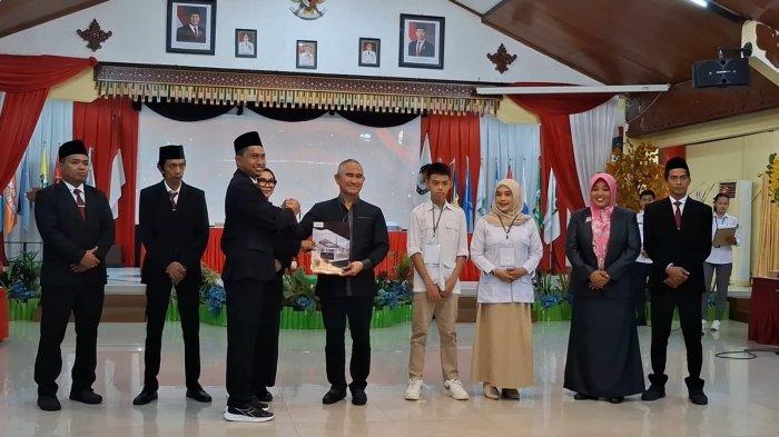 PENYERAHAN BERITA ACARA - Ketua KPU K Tarakan menyerahkan berita acara Rapat Pleno Terbuka Penetapan Pasangan Walikota dan Wakil Walikota TarakanTerpilih Khairul-Ibnu Saud, pada Pilkada Tarakan 2024  di Gedung Serbaguna Pemkot Tarakan, Kamis (6/2/2025) malam.