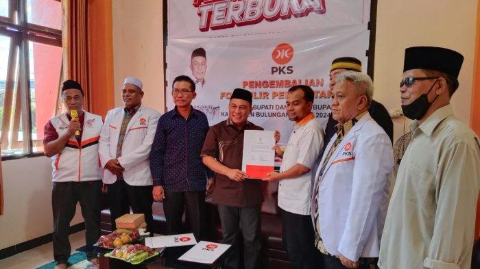 Proses pengembalian formulir pendaftaran bacalon, oleh H Najimuddin ke DPC PKS yang hanya berselang tiga jam setelah proses pendaftaran