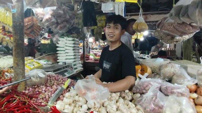 HARGA SEMBAKO STABIL - Penjual sembako di Pasar Gusher Tarakan Kalimantan Utara mengakui harga sembako stabil jelang H-4  Hari Raya Idul Adha,, Senin (2/6/2025).