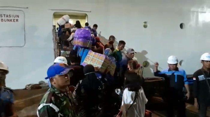 Para penumpang naik ke dalam kapal KM Lambelu, Jumat (5/4/2024) di Pelabuhan Malundung Tarakan.