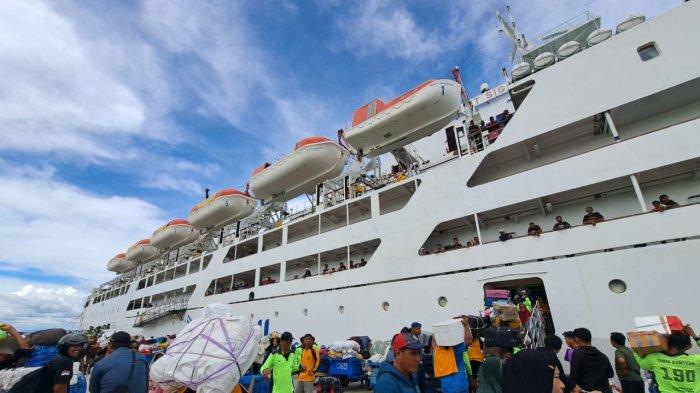 Penumpang mulai naik ke atas Kapal Pelni KM Bukit Siguntang di Pelabuhan Tunon Taka Nunukan, Kalimantan Utara (Kaltara),