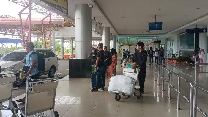 FOTO Aktivitas penumpang di Bandara Juwata Tarakan di H-2 lebaran Hari Raya Idul Fitri 1445 Hijriah, Senin (8/4/2024). Intip daftar lengkap bandara di Indonesia yang dicabut status internasionalnya, ada nama Bandara Juwata Tarakan, Kalimantan Utara atau Kaltara.