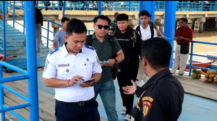 ARUS BALIK – Staf BPTD Kaltara, Paulus saat melakukan verifikasi tiket penumpang speedboat reguler sebelum berlayar.dari Pelabuhan Kayan II Tanjung Selor, Bulungan Kalimantan Utara.
