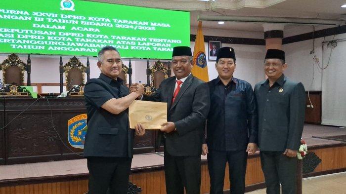PENYERAHAN LKPJ - Rapat Paripurna  XXVII (27) DPRD Kota Tarakan  Mada Persidangan III Tahun Sidang 2024/2025 dalam acara penyampaian keputusan DPRD Tarakan tentang rekomendasi DPRD Kota Tarakan atas laporan keterangan pertanggungjawaban Wali Kota Tarakan Tahun Anggaran 2024 berlangsung Selasa (22/4/2025) tadi malam dilanjutkan penyerahan rekomendasi LKPJ kepada Wali Kota Tarakan dari Ketua DPRD Tarakan.