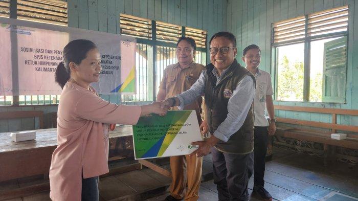 Penyerahan secara simbolis kartu BPJS ketenagakerjaan kepada warga Desa Teras Baru, Tanjung Palas, Bulungan, Senin (06/11/2023).