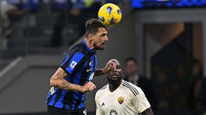 Penyerang AS Roma duel dengan bek Inter Milan Francesco Acerbi di Liga Italia, Senin (30/10/2023). (Twitter/@Inter)