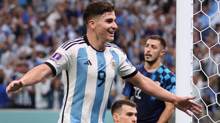 Penyerang Argentina, Julian Alvarez ketika mencetak gol di Piala Dunia 2022. (Twitter / @FIFAWorldCup)