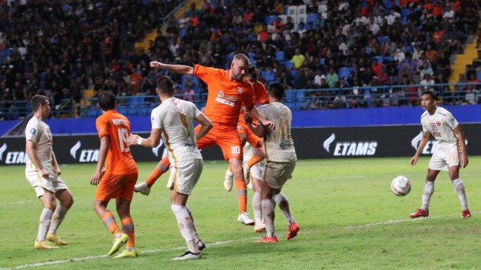 Penyerang Borneo FC, Wiljan Pluim berduel dengan Skuad Persija Jakarta, pada Selasa (6/2/2024), pukul 20.00 WITA, di Stadion Batakan Balikpapan. Duel dimenangkan Pesut Etam dengan skor 3-1.
