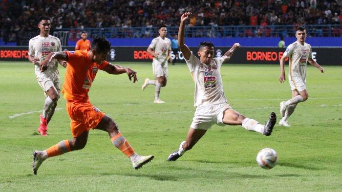 Penyerang Borneo FC melepaskan tendangan ke arah gawang Persija Jakarta, pada Selasa (6/2/2024), pukul 20.00 WITA, di Stadion Batakan Balikpapan. Duel dimenangkan Pesut Etam dengan skor 3-1.