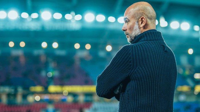 Pep Guardiola menyaksikan kekalahan Man City atas Brighton di Liga Inggris, Minggu (10/11/2024) dini hari WIB. )(Twitter/@ManCity)
