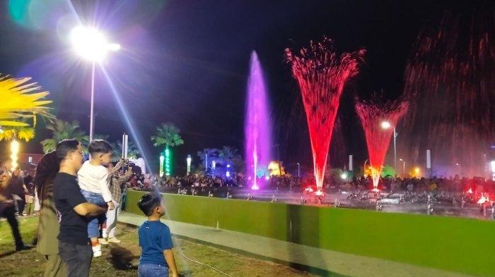 Peresmian dancing fountain di lapangan RTH Djoesoef Abdullah yang disaksikan oleh masyarakat Tana Tidung, Minggu (25/11/2024).
