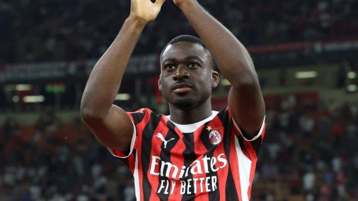Youssouf Fofana diperkenalkan sebagai pemain anyar AC Milan di San Siro dalam pertandingan melawan Torino di Serie A pekan pertama, Sabtu (17/8/2024). (Twitter/@acmilan)