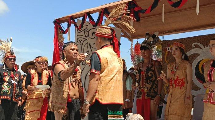 Prosesi perjodohan dan pernikahan adat Dayak Sa'ban kala dulu diperagakan dalam Irau ke-10 Malinau, Kalimantan Utara, Rabu (11/10/2023).