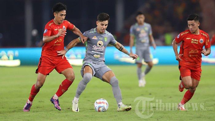 Pesepak bola Persebaya Bruno Moreira (dua kiri) berebut bola dengan pesepak bola Persija Jakarta pada pertandingan Liga 1 di Stadion Utama Gelora Bung Karno (SUGBK), Minggu (30/7/2023).  