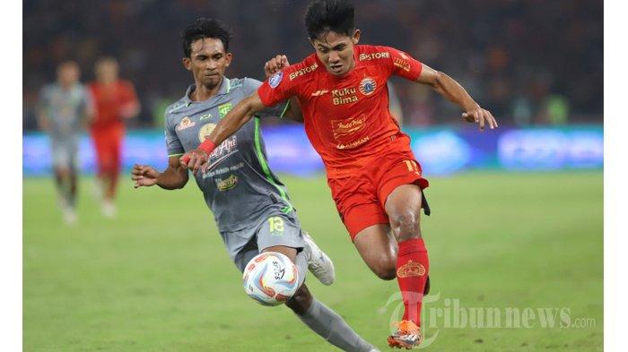 FOTO Pesepak bola Persija Jakarta Firza Andika (kanan) berebut bola dengan pesepak bola Persebaya Ahmad Nuri Fasya pada pertandingan Liga 1 di Stadion Utama Gelora Bung Karno (SUGBK), Minggu (30/7/2023). Persija Jakarta berhasil meraih tiga poin setelah menang dengan skor tipis 1-0. TRIBUNNEWS/HERUDIN