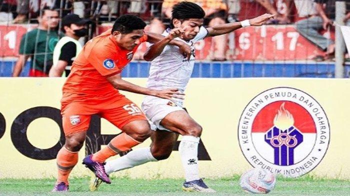 Pemain Borneo FC melakukan duel dengan pemain bertahan Persik Kediri. Pada laga ini Matheus Pato berhasil menyumbang satu goal untuk Pesut Etam.