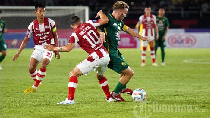 Pesepak bola Persebaya Surabaya, Ze Valente (kanan) mengontrol bola diadang pesepak bola Persis Solo, Alexis Messidoro dalam laga pekan pembuka Liga 1 2023/2024 antara Persis Solo melawan Persebaya Surabaya di Stadion Manahan, Kota Solo, Jawa Tengah, Sabtu (1/7/2023) malam. Persebaya Surabaya berhasil mempecundangi tuan rumah Persis Solo dengan skor 2-3 (0-1). Gol bunuh diri pemain Persis Solo di menit ke 84 menjadi gol penentu kemenangan bagi tim tamu. TRIBUNNEWS/MUHAMMAD NURSINA