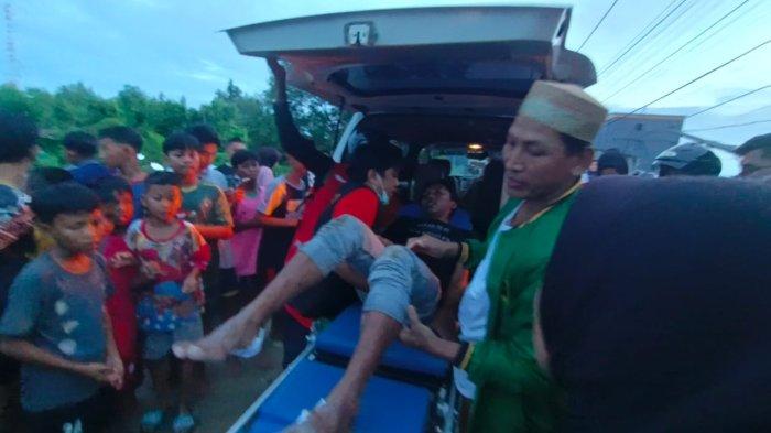 Personel PMI Tarakan tampak menangani saat warga yang terkena sengatan kabel listrik yang terjatuh saat kebakaran.