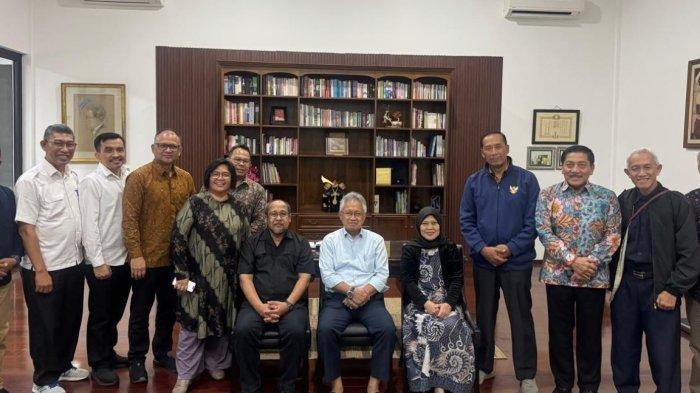 Pertemuan Menteri Pendidikan Tinggi, Sains dan Teknologi Satryo Soemantri Brodjonegoro dan Neni Herlina.