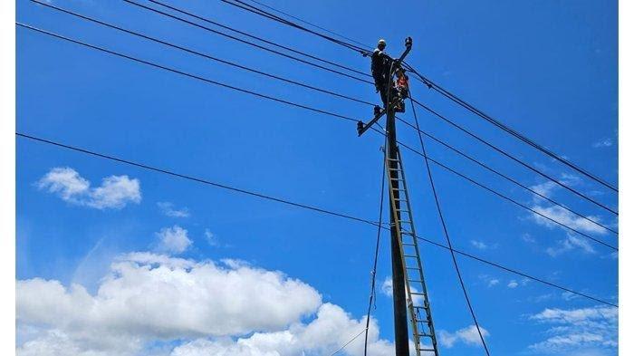 ILUSTRASI - Petugas PLN ULP Nunukan lakukan perbaikan kabel listrik di wilayah Kecamatan Nunukan Selatan.