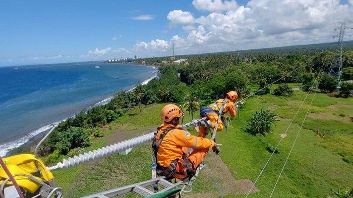 Petugas Pekerjaan Dalam Keadaan Bertegangan (PDKB) UPT Probolinggo dalam pemeliharaan SKLT Cable Head Ketapang memastikan kesiapan sistem transmisi berfungsi optimal menyalurkan kebutuhan listrik ke Bali selama rangkaian KTT WWF ke-10.